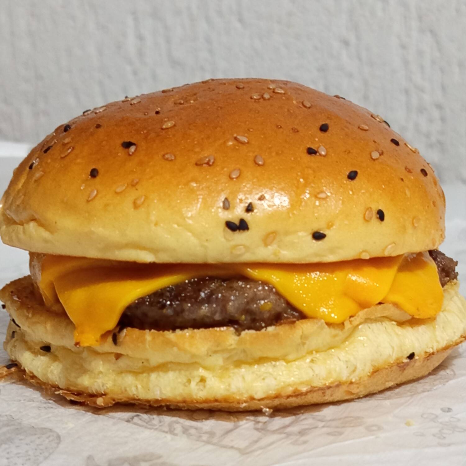 Pão brioche, carne 140g, queijo cheddar e molho da casa!🤤
Famoso pão, carne e queijo.