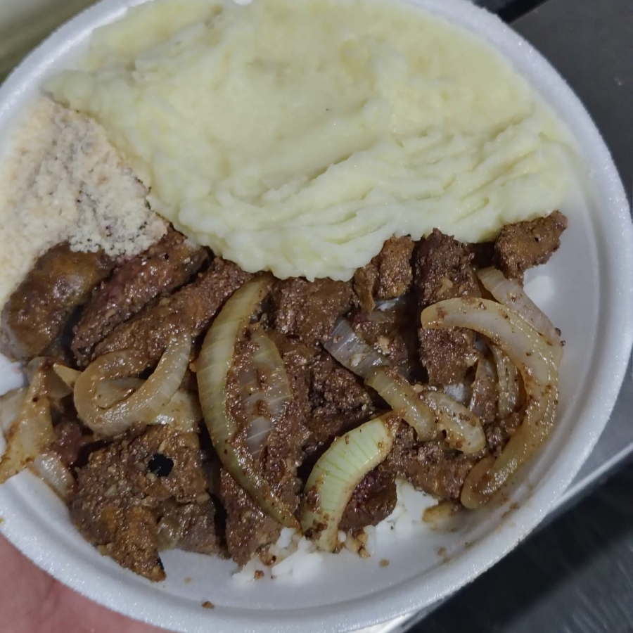 Acompanha íscas de fígado acebolado com arroz, feijão, farofa, um acompanhamento e uma salada de sua preferência. obs: vc escolhe se vai cebola ou não.