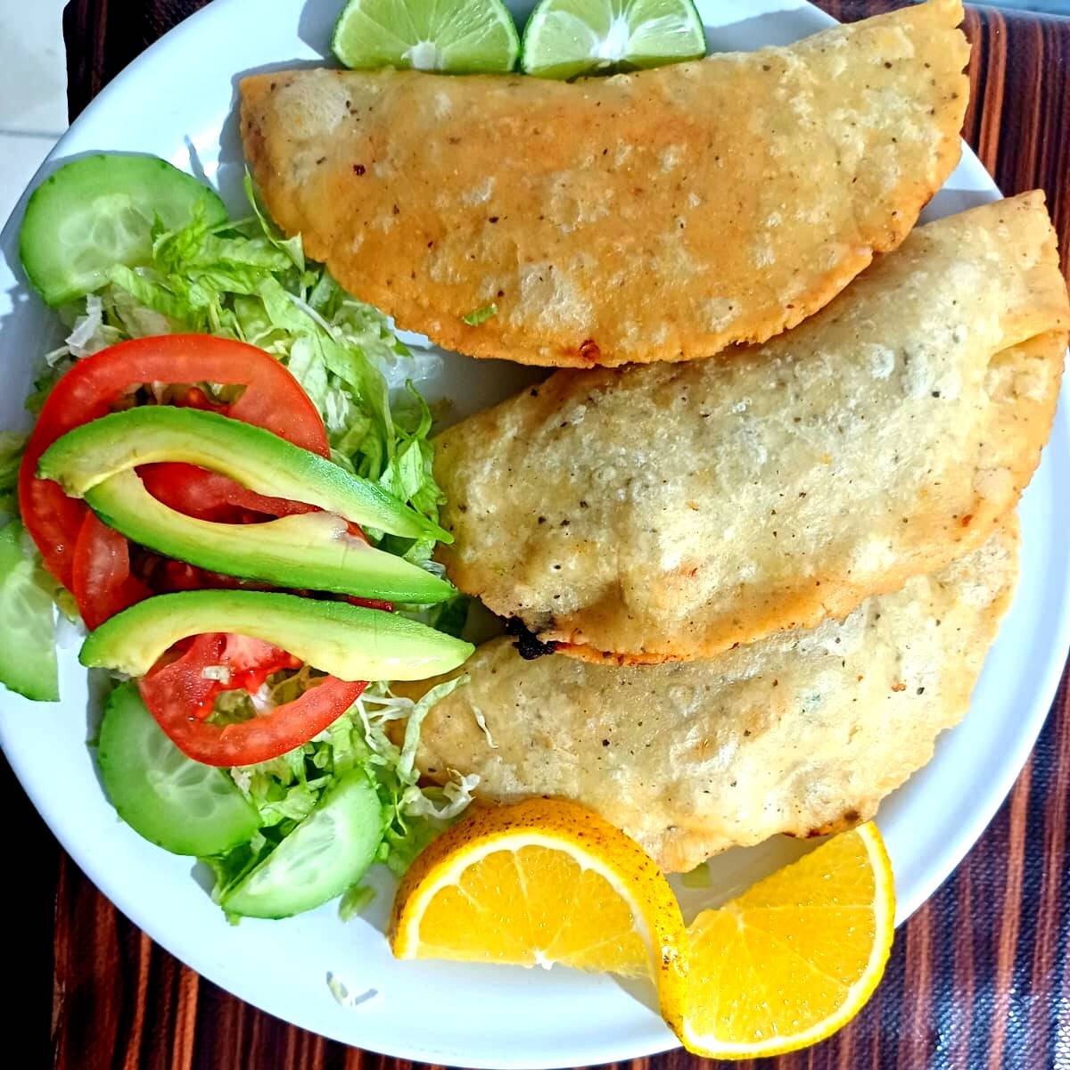 3 Empanadas de Camaron + Refresco