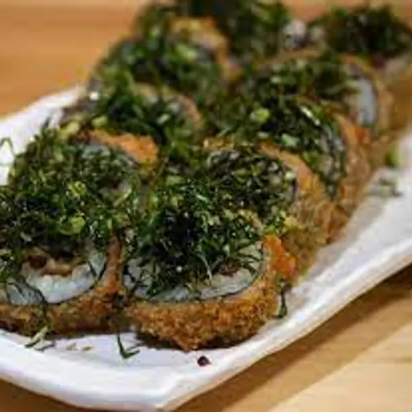 Um enrolado de nori por fora , por dentro Arroz Japones com Salmão e Creem clesse empanado na Farinha Panko e frito. Com couve crisp em cima e mais creme clesse.,