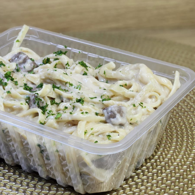 Fettuccine envolto por um cremoso molho de parmesão e alho, acompanhado de suculentos pedaços de alcatra. Sabor marcante e textura perfeita!