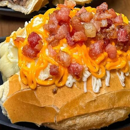 Pão francês, 200g de pernil grelhado ao fogo, acompanha vinagrete e nosso molho da casa, cheddar e fatias de bacon grelhadas ao fogo