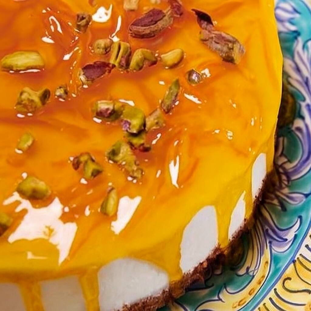 Inspirada na mais bela ilha italiana, a nossa 'Torta Sabores da Sicília' é uma deliciosa viagem gastronômica. Ela é composta por um refrescante Gelato de Fior di Latte, exalando a autêntica cremosidade do sorvete italiano. A suculenta geleia de laranja acrescenta um toque de doçura cítrica, enquanto os pistaches crocantes conferem uma textura irresistível. Essa combinação rica e harmoniosa de sabores transforma cada fatia em uma experiência inesquecível. Com 12 porções, é a escolha perfeita para compartilhar momentos especiais. Experimente a autêntica 'Torta de Gelato Italiano' e sinta os sabores da Sicília!