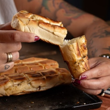 3 pães com molho de alho especial da casa