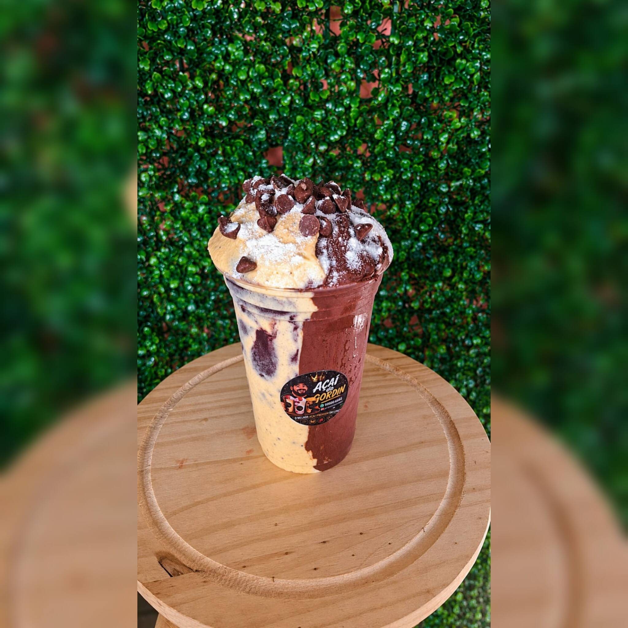 Creme de açaí ,mousse de maracujá, nuttella e gotas de chocolate