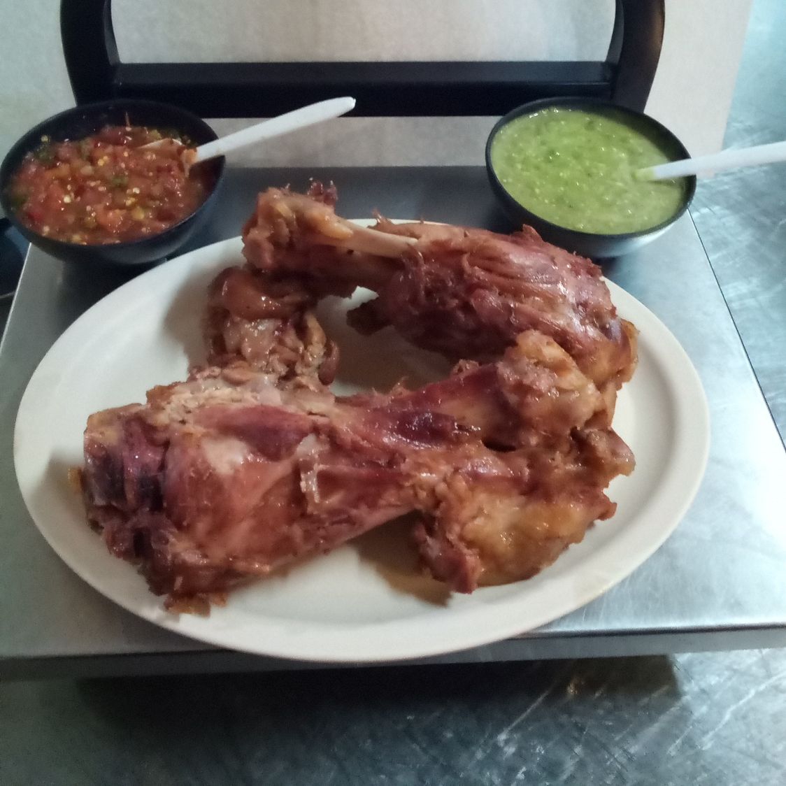 Kilo de chamorro con 2 quesadillas de sesos