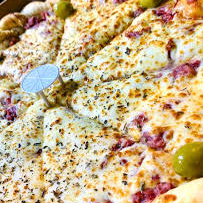 A pizza de Calamussa é um sabor clássico e muito popular no Brasil, que combina os ingredientes da tradicional pizza de calabresa com a adição de queijo mussarela.