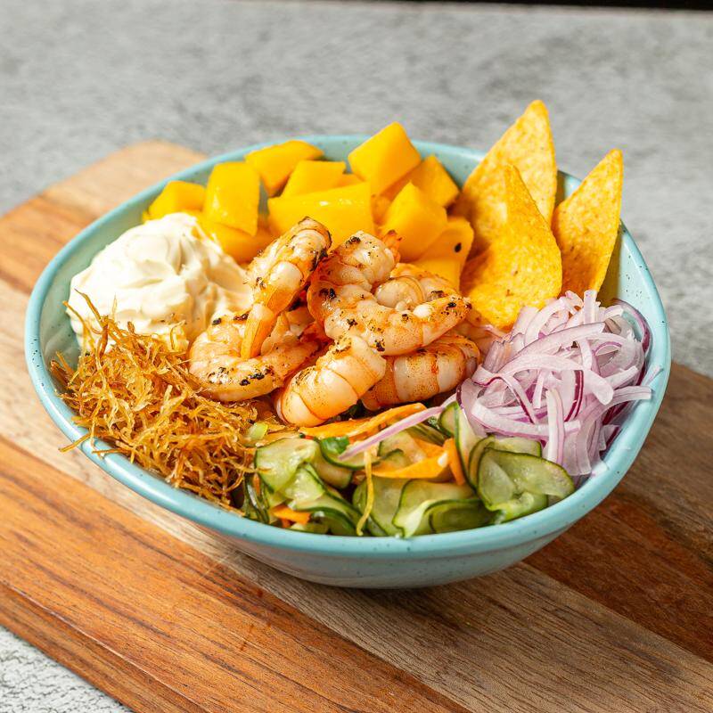Base arroz Japonês, Pedacinhos de Manga em Cubos, Cebola Roxa, Pepino Fatiado, Chips de Batata, Cream Cheese, Doritos e Camarões Salteados na Manteiga.