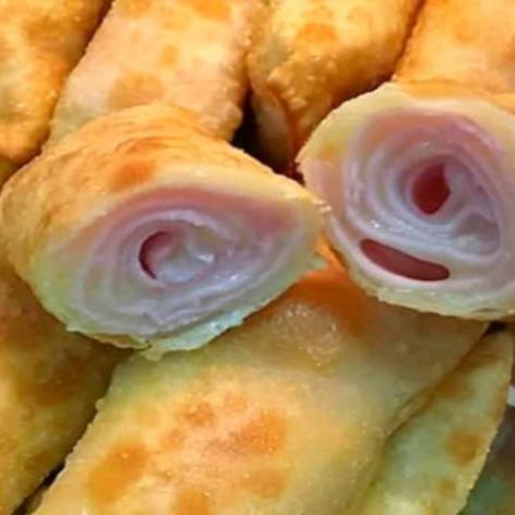 Feito com massa de pastel recheado com Presunto, Muçarela, e Catupiry