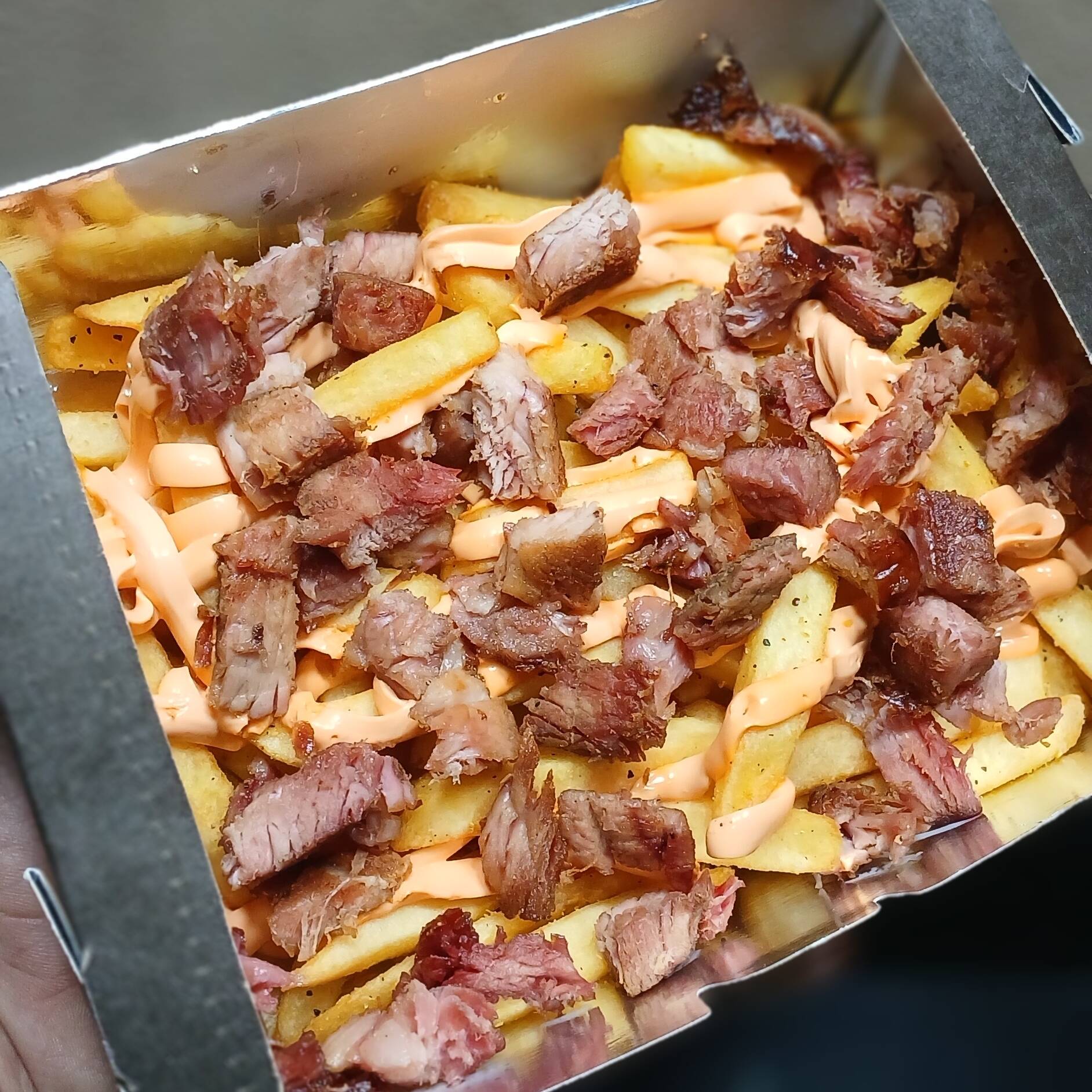 Porção de 250g de batata frita crocante, temperada com Lemon Pepper e coberta com cheddar cremoso e bacon crocante. Uma combinação irresistível para saborear sozinho ou dividir com alguém especial!