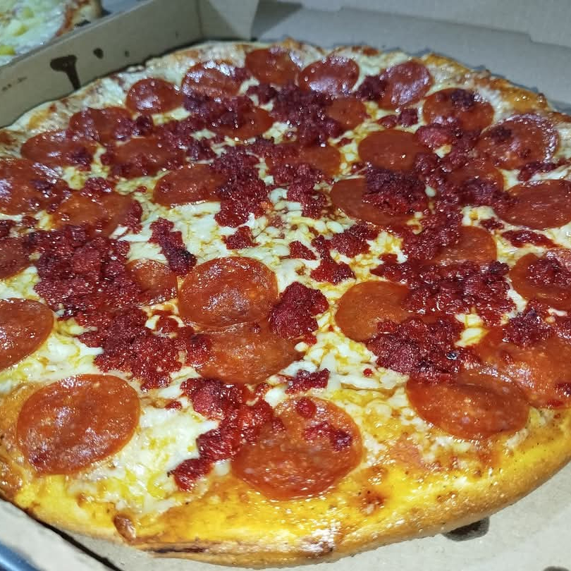 PIZZA GRD 2 INGREDIENTES + 10 ALITAS + PAN C/AJO