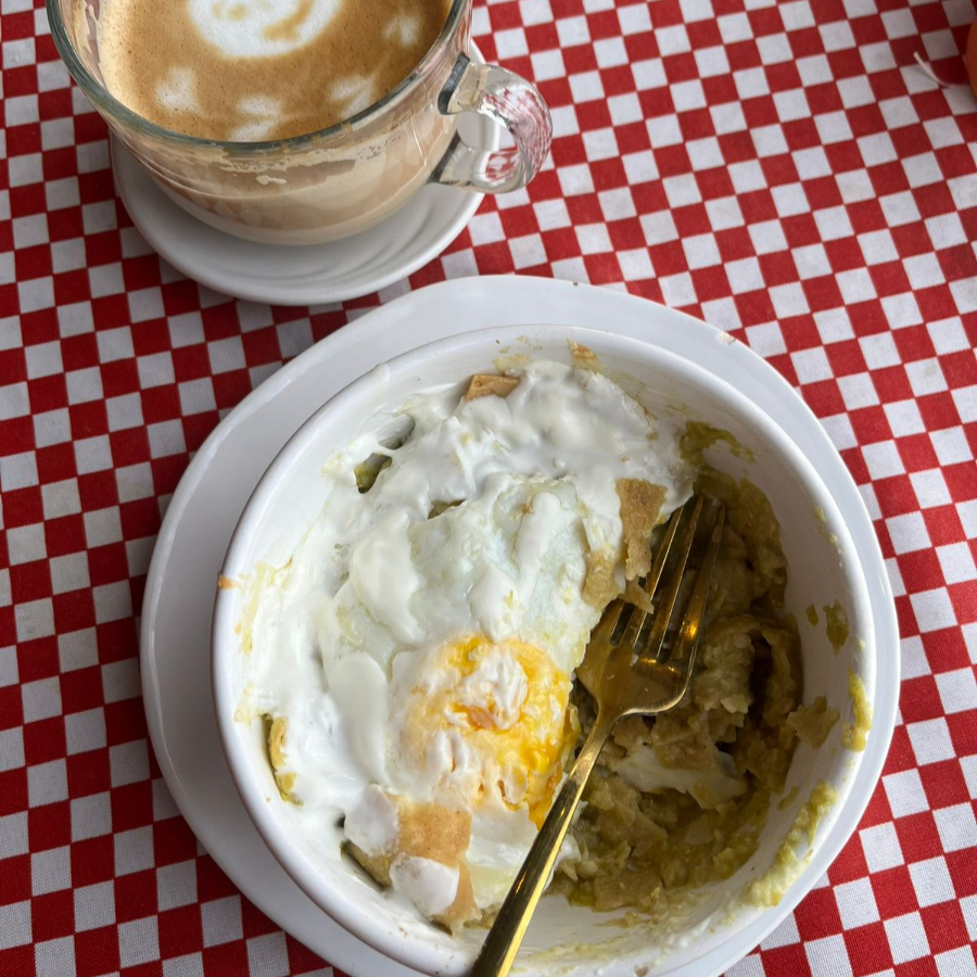 Chilaquiles con Huevito y Café