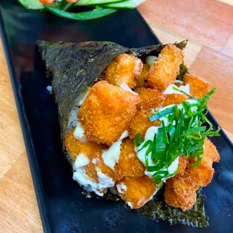 Salmão em cubos empanados arroz cream cheese alga marinha