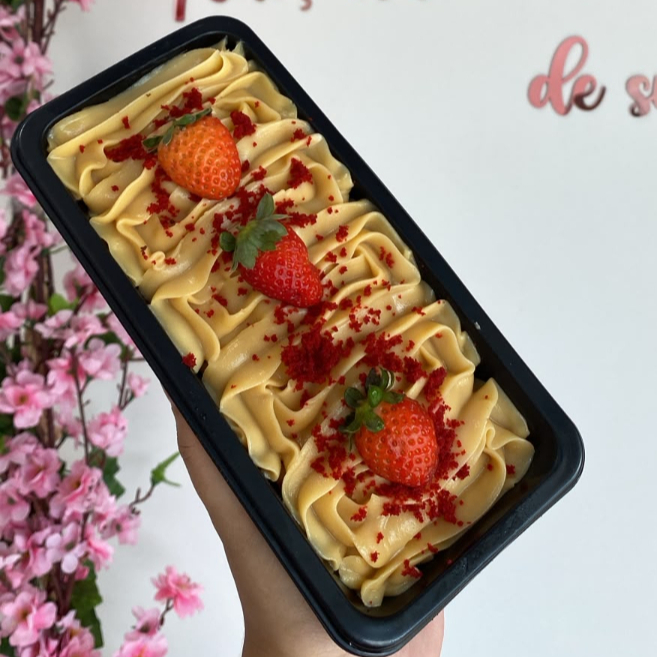 Massa Redvelvet com cobertura de brigadeiro branco