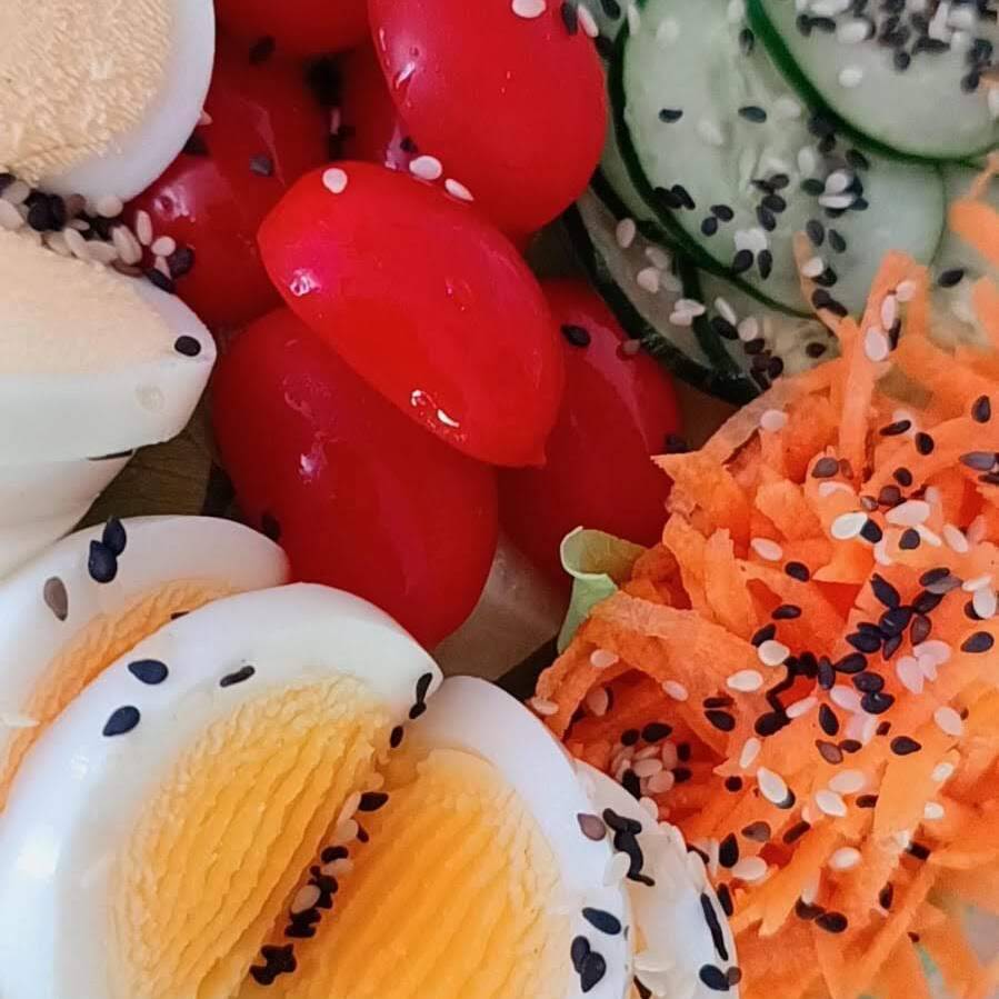 Alface, cenoura, tomate cereja, pepino, ovo cozido. Acompanha molho