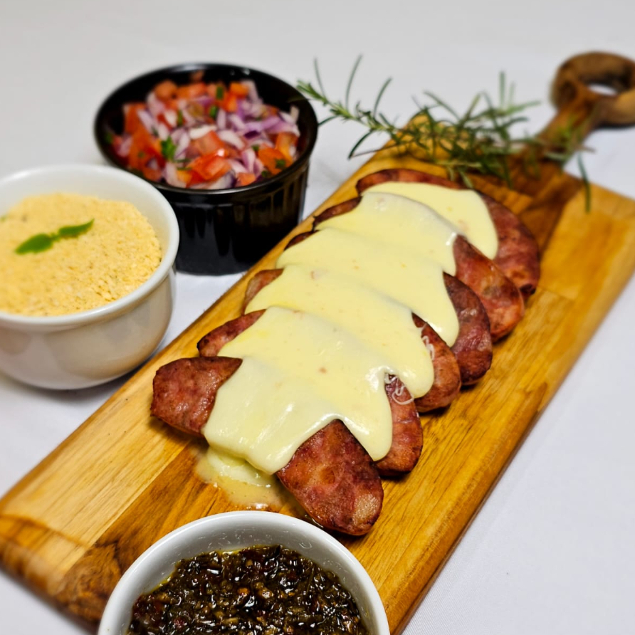O sabor e suculência irresistíveis da Linguiça Perdigão Na Brasa com toque extra de sabor: uma generosa camada de mussarela derretida. Escolha a gramatura para sua fome e delicie-se com essa combinação.