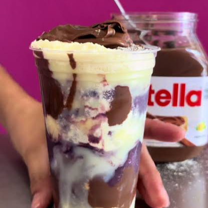 Açaí Tentação 🍫💜 Açaí cremoso e geladinho, combinado com creme de leitinho e uma generosa camada de Nutella, criando uma explosão de sabor a cada colherada. Uma verdadeira tentação para quem ama açaí gourmet! 😍✨