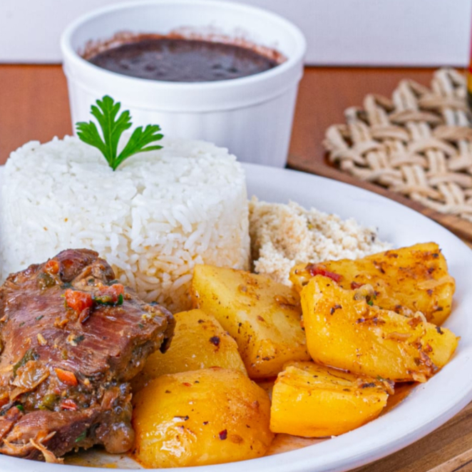 Esta suculenta refeição é composta por uma generosa sobrecoxa de frango, cuidadosamente ensopada com batata, criando uma combinação saborosa e suave. O prato é generosamente acompanhado por um arroz branco soltinho, um feijão riquíssimo em temperos e a nossa inconfundível farofa da casa. Servido em uma marmita com aproximadamente 600gr, nossa embalagem vai microondas.