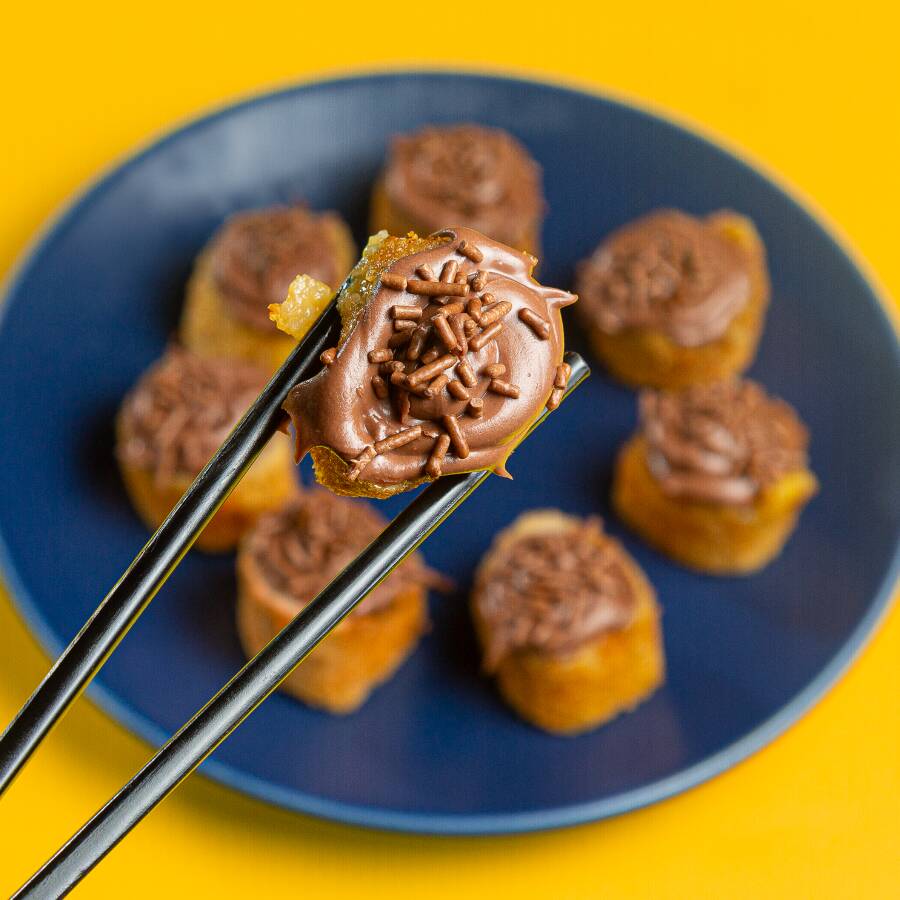 Banana empanada com farinha panko coberta com creme de avelã