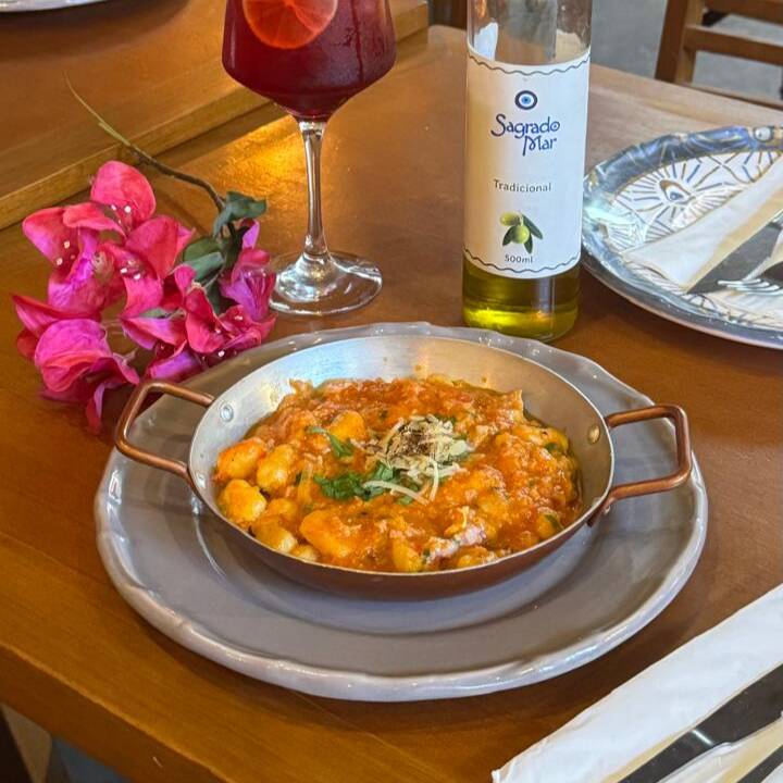 Nhoque artesanal e feito no ponto, envolvido em pomodoro de tomates selecionados e finalizado com ragu de linguiça artesanal preparado em longa cocção. Um prato robusto, aromático e cheio de personalidade.