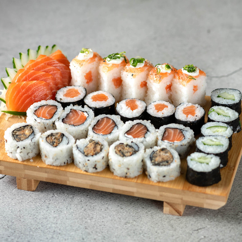 5 sashimis de salmão, 5 uramakis de salmão, 5 salmão makis, 5 bateras, 5 kapa makis e 5 uramakis skins. Não poderá ter trocas de sushis
