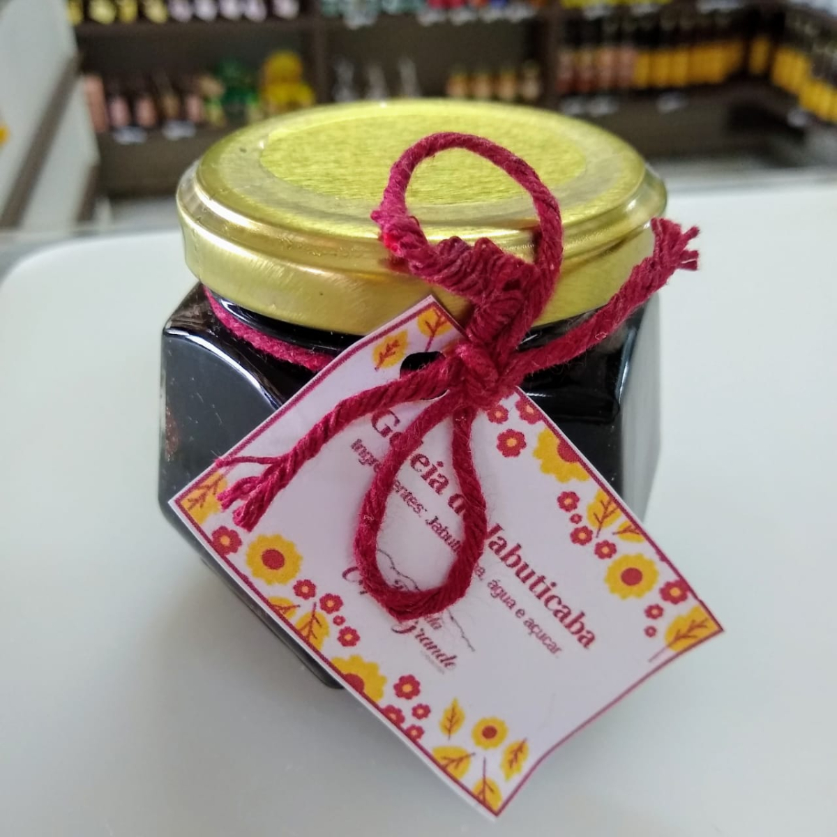 Geleia Jabuticaba Capão Grande – sabor e tradição direto da Serra da Canastra para sua mesa! Produzida artesanalmente com jabuticabas frescas e selecionadas da Fazenda Capão Grande, esta geleia é resultado de uma receita familiar típica mineira, feita pela técnica tradicional de redução de açúcar e frutas. Seu sabor autêntico traz o melhor da natureza, oferecendo uma opção saudável, nutritiva e irresistível. Perfeita para acompanhar queijos, torradas, risotos e carnes vermelhas, a Geleia Capão Grande de Jabuticaba é um toque especial que transforma qualquer refeição em momento único. Experimente a combinação perfeita entre tradição e qualidade, e desfrute desse sabor mineiro que conquista corações! Ingredientes: Jabuticaba selecionada, açúcar e amor pela cultura mineira.