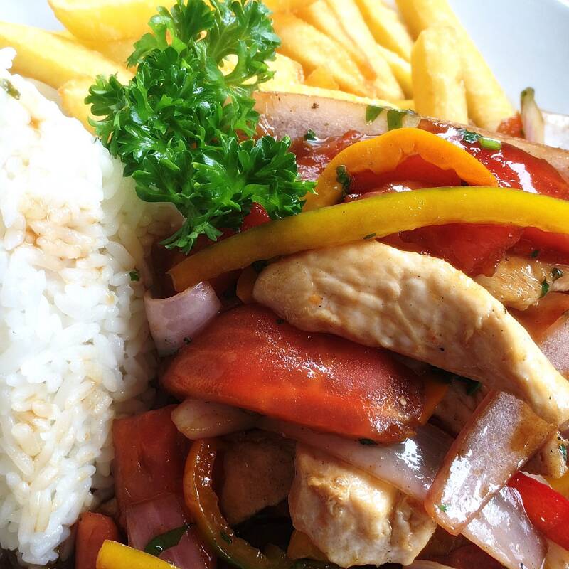 Lomo Saltado de Pollo + Chaufa + Bebida