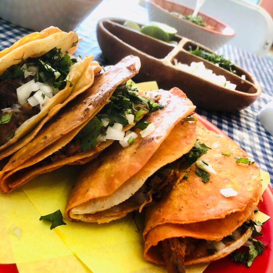 2 TACOS DE BIRRIA + CONSOME + COCA GRATIS