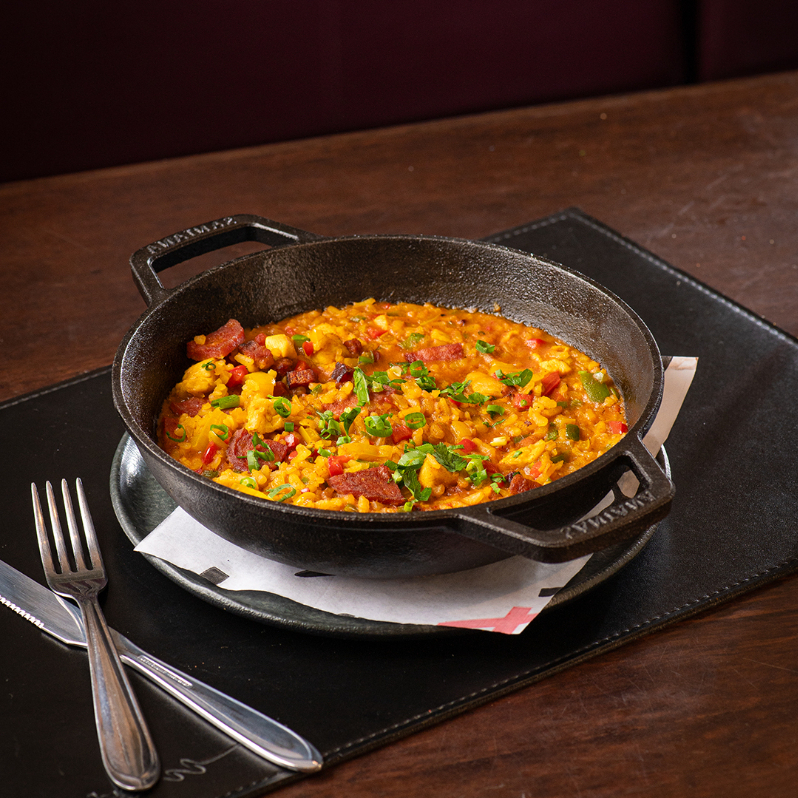 Paella mineira com frango, calabresa e pancetta, acompanhada de arroz soltinho e temperado. Um prato saboroso e cheio de personalidade.
