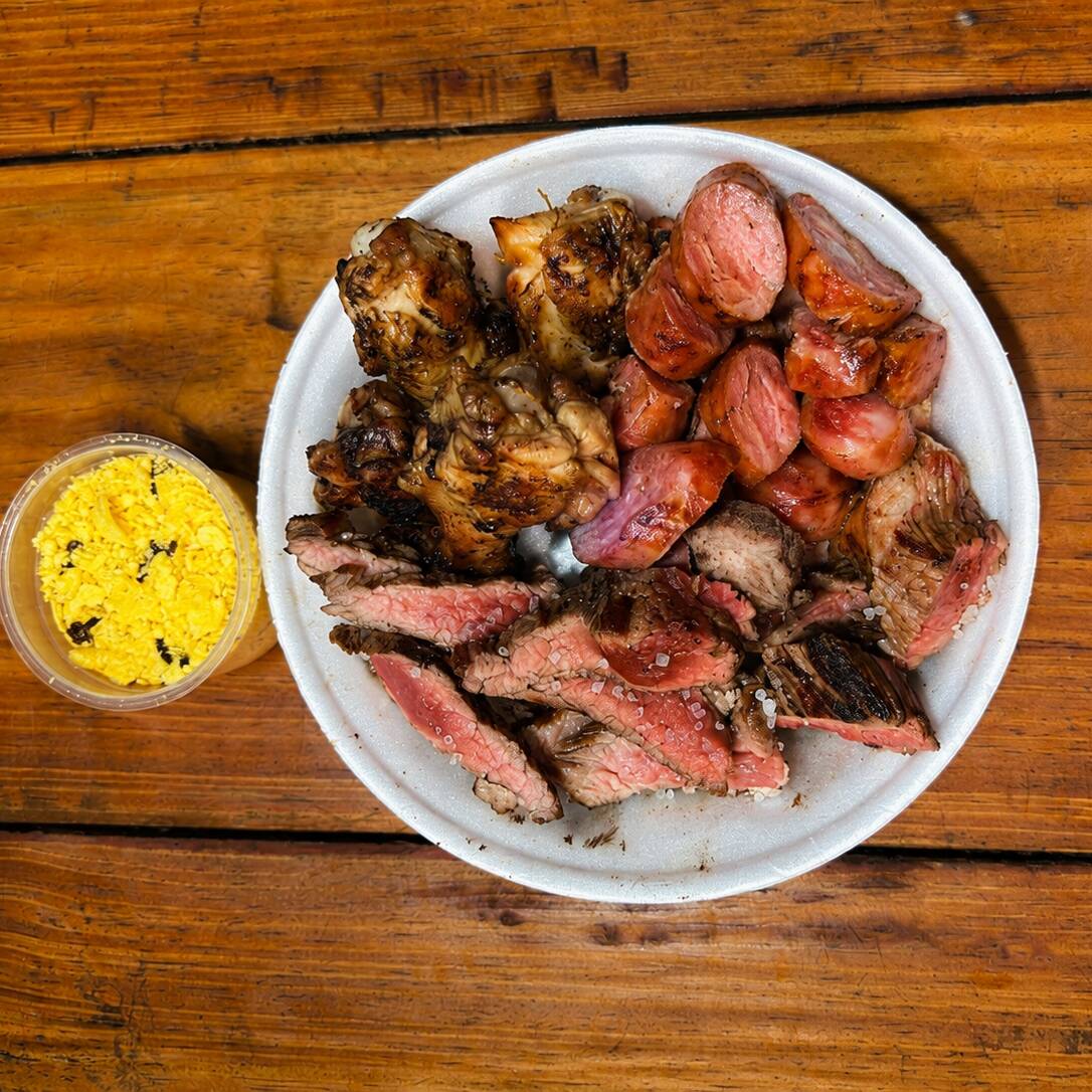 🔥 Churrasco de verdade em um só pedido! São 400g de carnes: 140g de carne bovina + 130g de frango + 130g de linguiça, acompanhados de farofa. Uma combinação caprichada para matar a vontade de churrasco sem precisar escolher uma carne só.