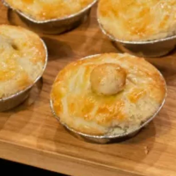 O clássico dos frutos do mar! Camarões selecionados em um molho cremoso e aveludado, envoltos na nossa inconfundível massa. Uma mordida de puro conforto e sabor.