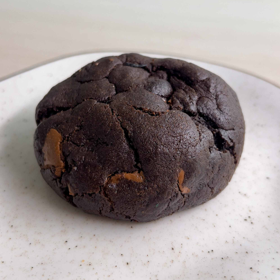 Nova receita: Ainda melhor, com Nutella e mais Chocolate Nobre ao Leite. Agora o Cookie está mais cremoso, equilibrado, gostoso e a parte externa está crocante. Também tornamos ele bem mais bonito e alto. Variação inglesa!