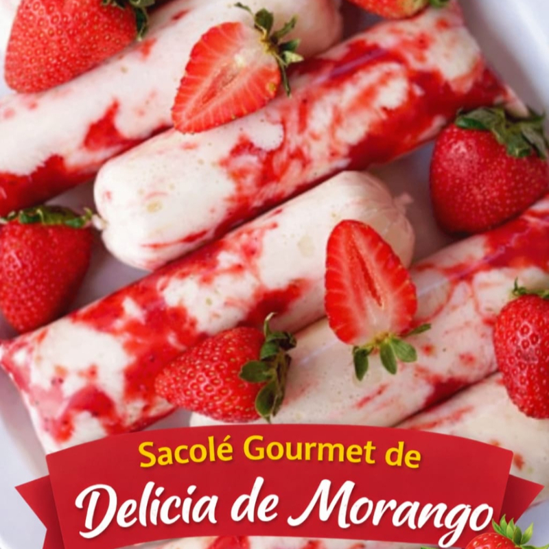 Sacolé gourmet cremoso de delícia de morango com recheio de geleia de morango.