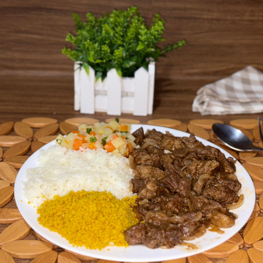 Acomp: arroz , farofa e salada.