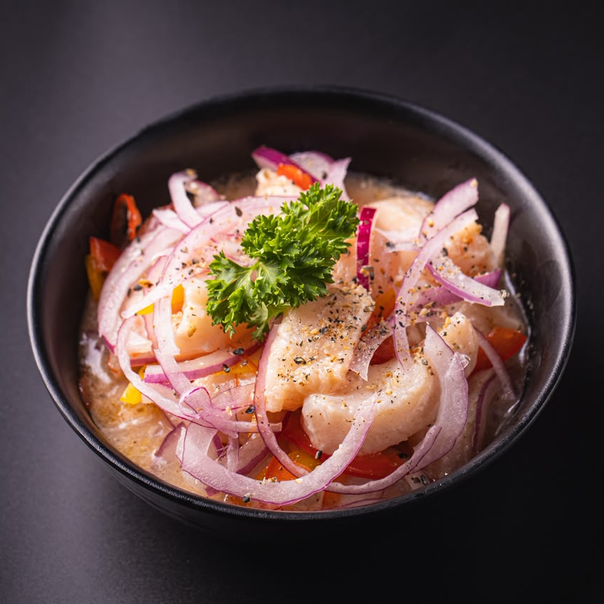 350g - Ceviche de Tilápia: delicadas fatias de tilápia fresca marinadas com cebola roxa e os temperos especiais da casa, proporcionando uma experiência leve, refrescante e cheia de sabor em cada garfada! 🍋🐟✨