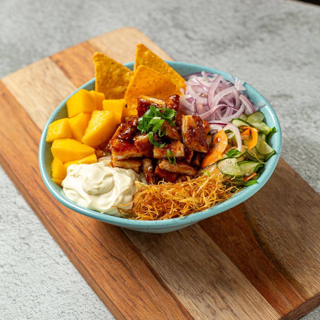 Base arroz Japonês, Pedacinhos de Manga em Cubos, Cebola Roxa, Pepino Fatiado, Chips de Batata, Cream Cheese, Doritos e Frango Empanhado ao Molho Tarê da Casa. Finalizado com Cebolinhas Frescas.