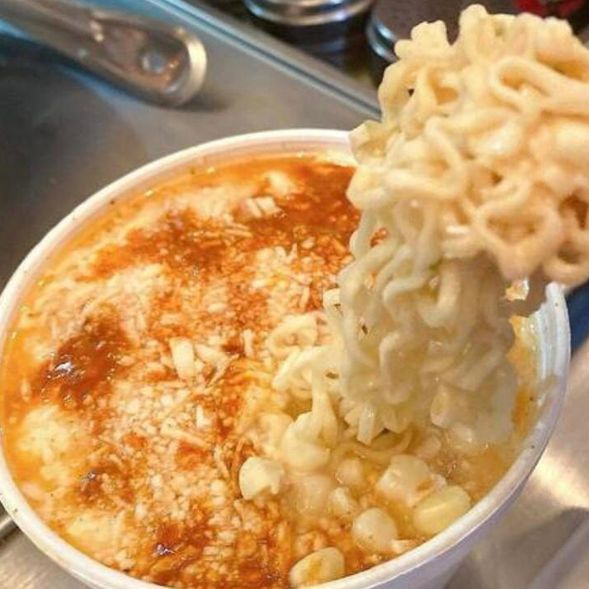 MEDIO LITRO DE MARUCHAN CON ELOTE.