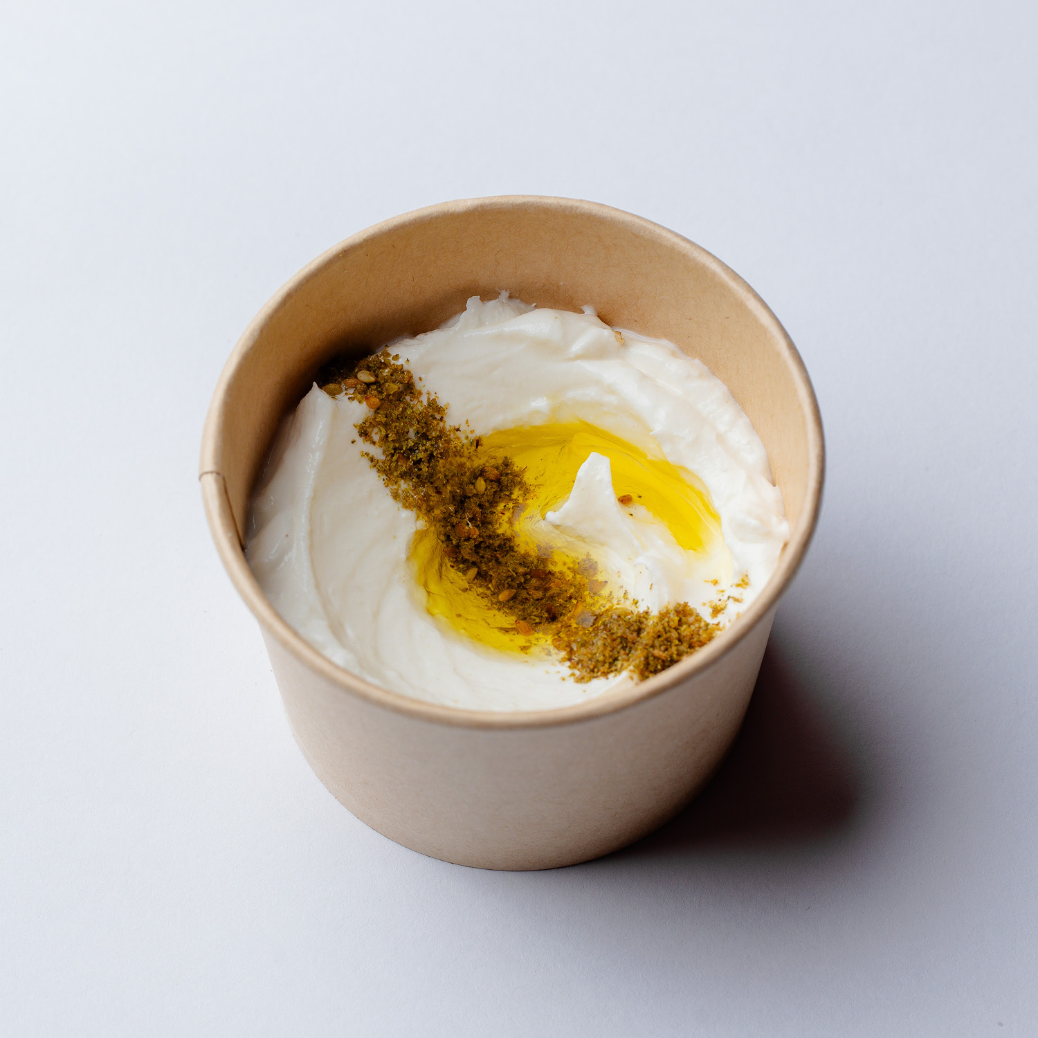 COALHADA SECA (LABNEH), COM ALHO CONFIT E ZA'ATAR. VEGETARIANO. CONTÉM LACTOSE. CONTÉM OLEAGINOSAS.