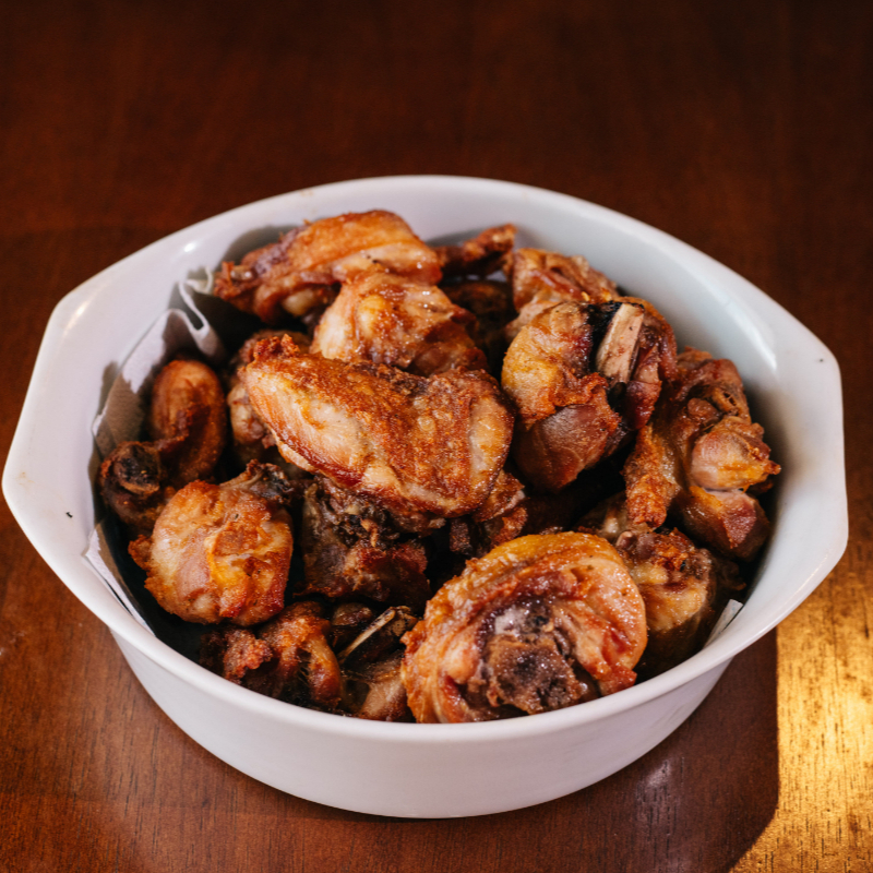 A Porção de Frango à Passarinho (800g) é uma escolha irresistível para os amantes de uma boa porção. Ela é composta por cortes selecionados de coxa e sobrecoxa de frango, cuidadosamente temperados e fritos até atingirem o ponto ideal de crocância. Este prato, servido em generosas porções, destaca-se pelo seu sabor intenso e pela textura sequinha e crocante. É o acompanhamento perfeito para um happy hour ou para uma reunião descontraída entre amigos. Experimente e sinta cada detalhe dessa deliciosa porção!