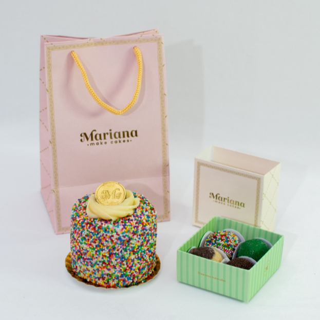 Kit acompanha mini cake 8cm (serve uma pessoa) recheio e cobertura de brigadeiro branco, caixa com 4 docinhos sabores variados e sacola para presente.