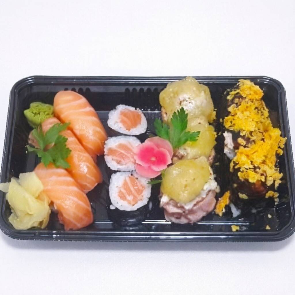 3 sushi de salmão, 3 maki de salmão, 3 gunkan de salmão maçaricado com geleia de abacaxi, 3 maki grelhado com cream cheese e Doritos