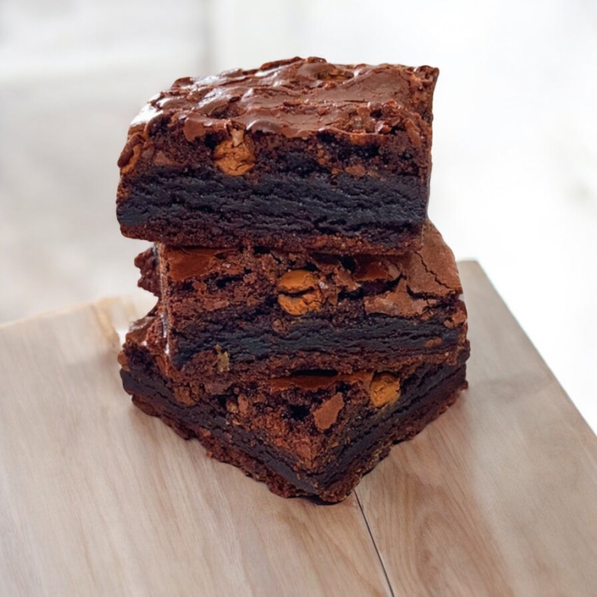 “Nosso Brownie Tradicional é uma deliciosa explosão de sabores que combina a riqueza do chocolate com uma textura incrivelmente macia e um toque sutil de nozes. Feito com ingredientes de alta qualidade, é o acompanhamento perfeito para o seu café ou chá. Uma indulgência que aquecerá seu coração e satisfará seu desejo por um doce reconfortante.”