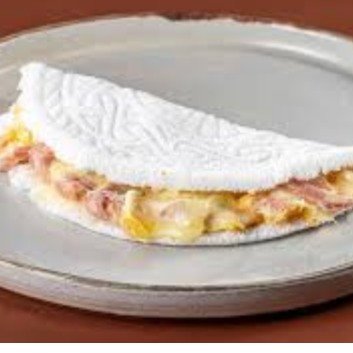 Tapioca feita com Massa Artesanal, presunto e queijo Mussarela