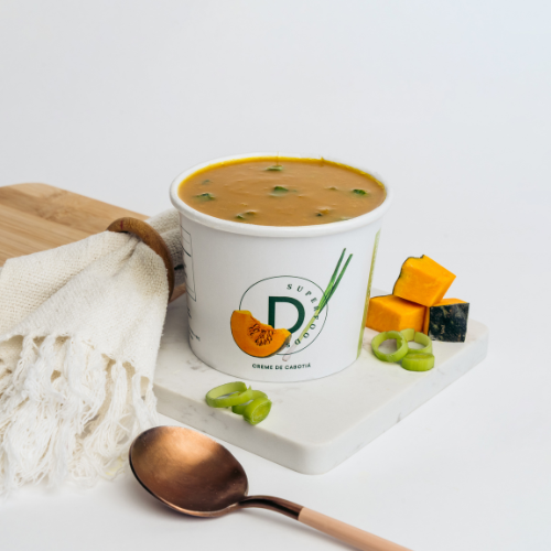 (Consumo imediato) Nessa receita de família, combinamos abóbora cabotiá, cebola e alho poró e temperamos com alho, sal rosa do Himalaia, curry, pimenta do reino e um toque sutil de gengibre, para um sabor único e reconfortante. A textura final é super cremosa. Para completar, a cebolinha vem picadinha por cima da sopa. *Esta sopa é produzida no Dia e chega quentinha na sua casa. (Porção 400g: 173 kcal)