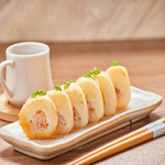 Arroz na massa de harumaki, recheado de salmão e cream cheese