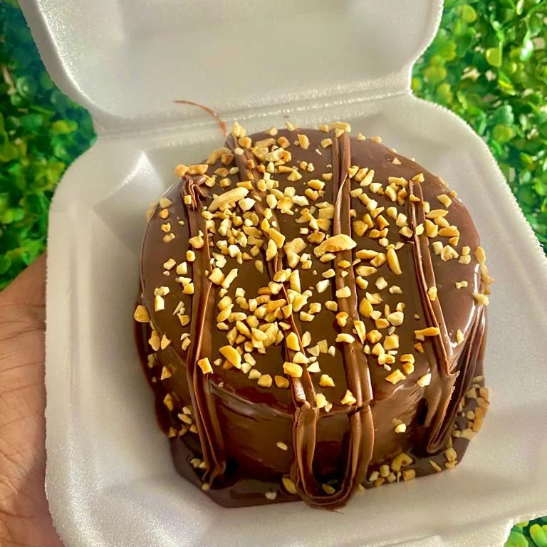 A dose perfeita de doçura para o seu dia. Nosso Mini Vulcão une a leveza do bolo caseiro com uma quantidade exagerada de cobertura artesanal.