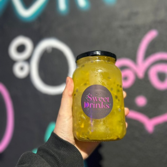 Caipirinha de maracujá com uva com saquê, copo de vidro de 600ml.