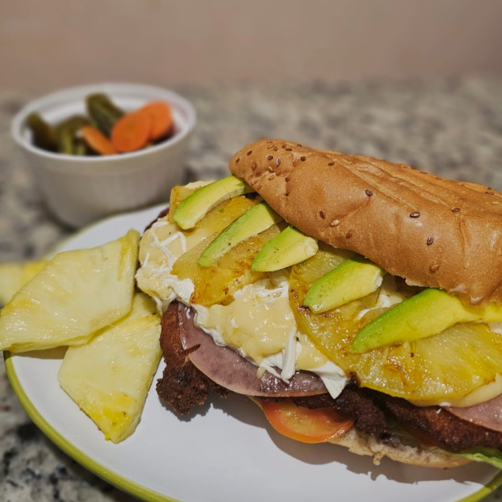 Torta Hawaiana (Milanesa, Jamón, Quesillo, Piña)