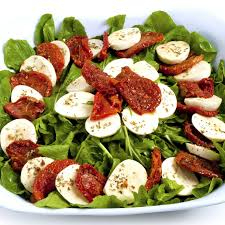 Alface, Rúcula, Tomate Cereja, Queijo Branco e Pesto de Manjericão