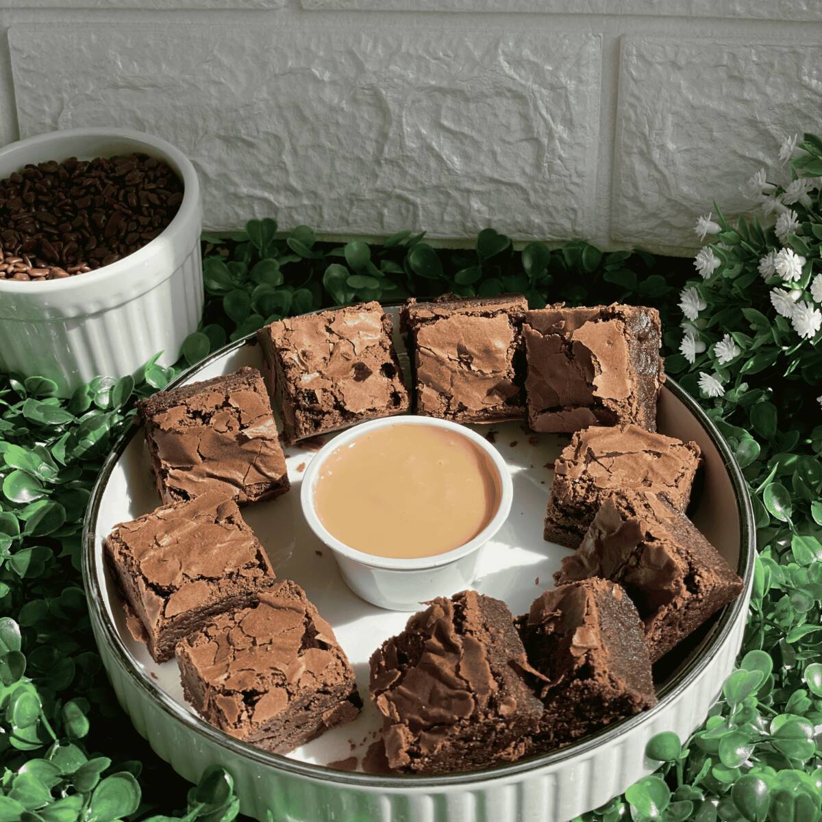 O nosso Afogadinho vem com 10 quadradinhos de brownies super macios e molhadinhos. Acompanha um potinho de recheio de 50g de Doce de Leite dentro para afogar cada pedacinho e deixar tudo ainda mais irresistível!